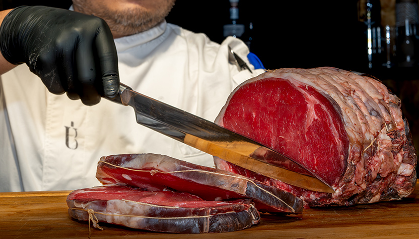 decoupe viande maturee par le chef